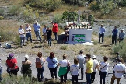 Carlos Bachiller con la familia Mañas y su intervención en la carretera de Gergal, durante el recuerdo anual a las víctimas del caso Almería, en 2017.