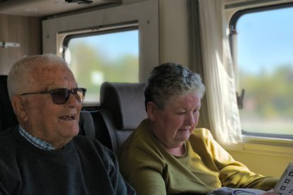 Pepe Cánovas y María Dolores Díaz, en la autocaravana que les llevó a Alemania.