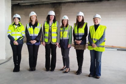 Foto de familia de los representantes municipales y autonómicos en la visita