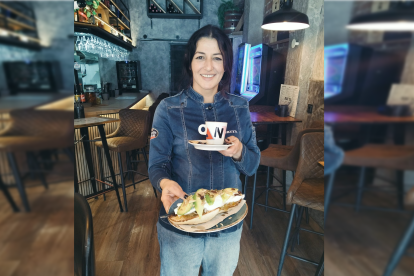 Viorela de 'La Bruta' con uno de sus desayunos de esta ruta gastronómica.