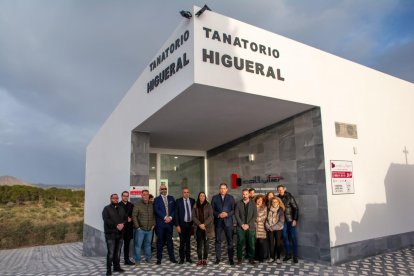 Vista general del edificio y los asistentes a la inauguración del Tanatorio Higueral.