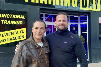 Marco Salvador junto al autor de esta entrevista, Antonio Hermosa, en la puerta del gimnasio Training Day de La Cañada.