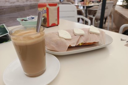 Tostada completa 'Sobrasada de Boniato' con un café con leche.