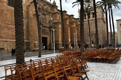 Imagen del comienzo de la instalación de la Carrera Oficial de 2026 en la Plaza de la Catedral.