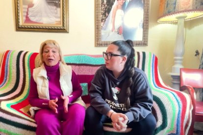 Una de las parejas de abuelas y nietas de Cantoria que han participado en el proyecto.