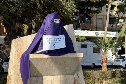 Estatua de Carlos Navarro Rodrigo con el burka morado.