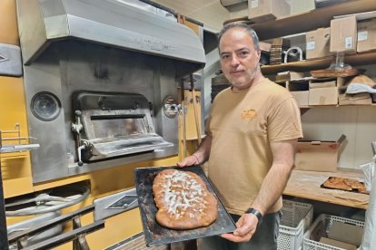 Sergio Cuadrado mostrando uno de sus productos estrella, la torta de chicharrones