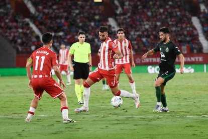 En la primera vuelta el Racing de Santander remontó en Almería y ganó 2-3.