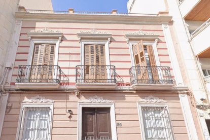 Fachada de la casa señorial a la venta frente a la Plaza Virgen del Mar.