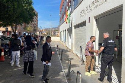 Cola de ciudadanos migrantes a las puertas de Extranjería durante la primera jornada de regularización presencial.