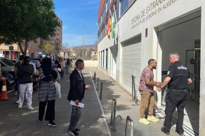 Cola de ciudadanos migrantes a las puertas de Extranjería durante la primera jornada de regularización presencial.