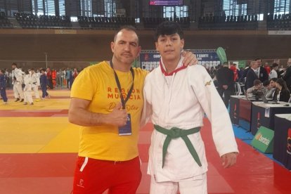 Sergio Gamboa, junto a su entrenador Fernando David Parra, durante el Campeonato de España de Judo.