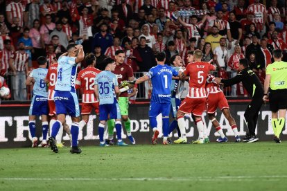 Lío tras el pitido final del Almería 3-2 Málaga, que acabó con las expulsiones de Chirino y Ramón.