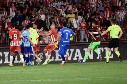 El Almería-Málaga se calentó después del pitido final con Chirino y Ramón encarándose fruto de la alta tensión.