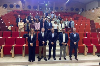 Foto de familia con el rector, las autoridades políticas y los directores de algunos de los cursos de verano de este año, en el Auditorio de la Universidad de Almería.