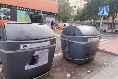 Contenedores en mal estado y con el mecanismo de apertura roto en una calle de la capital