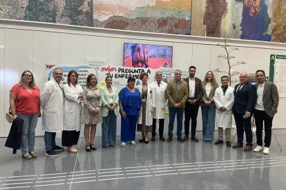 Foto de familia de autoridades institucionales y representantes de enfermería, en el Hospital Universitario Torrecárdenas.