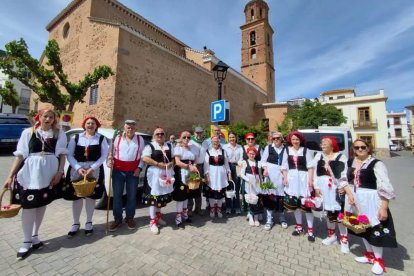 Imagen de los trajes típicos alpujarreños durante la Romería de Fondón de 2025.