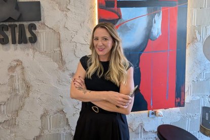 Laura García la estilista en su salón de peluquería en Aguadulce.