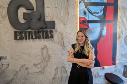 Laura García la estilista en su salón de peluquería en Aguadulce.