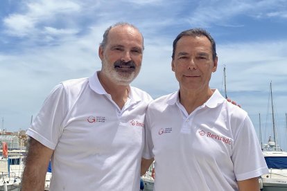 David Uclés junto al autor de la entrevista Antonio Hermosa, en el puerto deportivo de Almería.