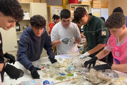 Estudiantes del IES Alborán-Manuel Cáliz, trabajando en el proyecto.