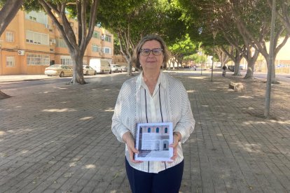 María Dolores Durán con su Guía de Museos, editada por el Instituto de Estudios Almerienses.