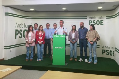 José María Martín, el subdelegado del Gobierno en Almería, junto a los candidatos del PSOE.