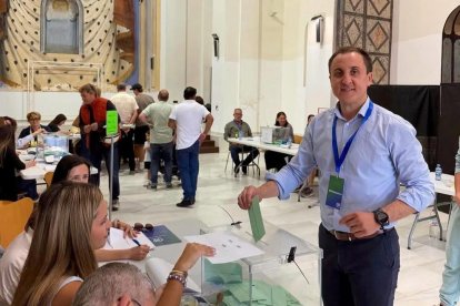El alcalde de Vera, Alfonso García (PP), ejerciendo su derecho al voto el pasado domingo.