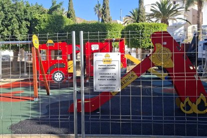 Recta final de las obras en los parques infantiles de Carboneras.