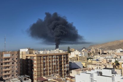 Impresionante imagen de la columna de humo en el Puerto de Almería.