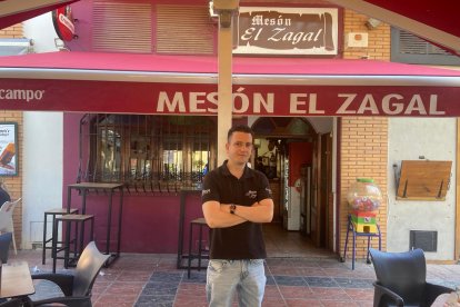 Tomás Hernández Vargas, del Mesón El Zagal, frente a la puerta del local.