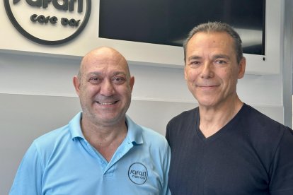Juan Aguilera junto al autor de la entrevista, Antonio Hermosa, en el bar Safari de Almería.