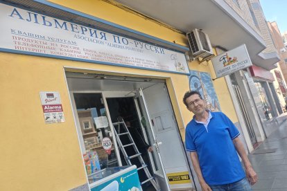 Manuel Castillo, presidente de la asociación Almería po-Ruskki, frente a la tienda de productos rusos de El Zapillo.