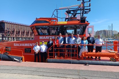Foto de familia de autoridades y tripulación de la Salvamar Carina en el Club de Mar de Almería.