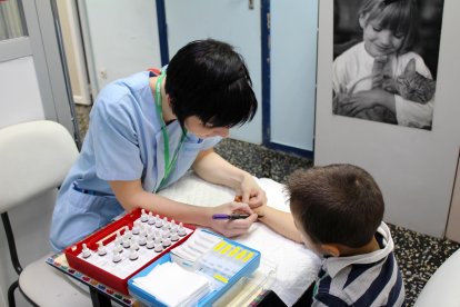 Una pediatra hace una prueba de alergia a un niño
Realizar análisis de sangre haría las vacunas más eficaces para niños con alergia al polen, según estudio.
El diagnóstico por componentes a través de un análisis de sangre permite elegir la composición de vacunas más eficaces para niños con alergia al polen, según un estudio realizado por pediatras alergólogos de la Sociedad Española de Inmunología Clínica, Alergología y Asma Pediátrica (SEICAP).
12/3/2014