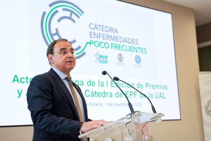 José Céspedes, rector de la Universidad de Almería, ha firmado la resolución del nombramiento de los nuevos catedráticos.
Marian León / Europa Press
07/11/2025