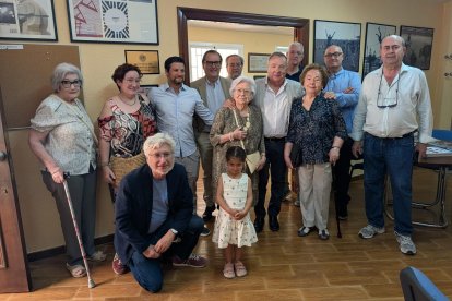 Familiares y amigos de Juan Martínez 'Martimar' en el homenaje celebrado en la Asociación de la Prensa.