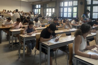 Alumnos en la fase del examen de Historia de España y Filosofía, en una de las clases del Aulario II de la UAL.