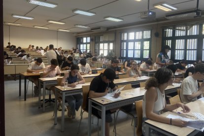 Alumnos en la fase del examen de Historia de España y Filosofía, en una de las clases del Aulario II de la UAL.