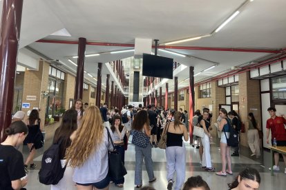 Alumnos antes de entrar al último examen de la jornada: inglés o francés.
