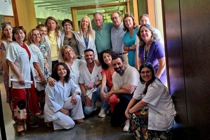 Fotografía de familia del homenaje a Rafal Dueñas, arriba en el centro, con polo verde, el pasado lunes, por parte de sus compañeros.