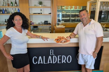 Flori y Aurelio son los nuevos gerentes de el mítico bar de marisco de Aguadulce: El Caladero.