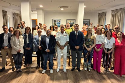 Representantes institucionales junto a los más de 50 profesores que han participado en el curso