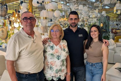 Antonio y Dolores junto a su hijo y Esther.