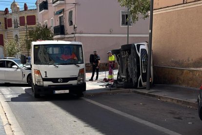 La colisión ha dejado un vehículo volcado contra la fachada de un edificio.