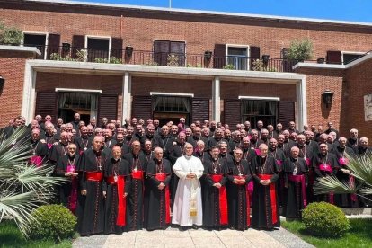 Foto de familia de los obispos con el Papa en Nunciatura, después de una comida grupal.