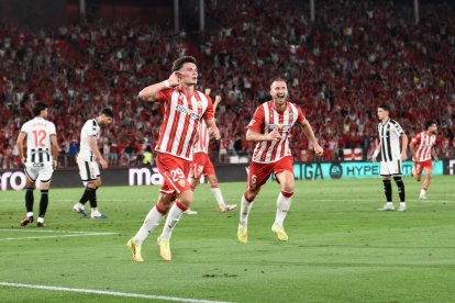 Locura total con el 3-2 de Stefan Dzodic en el descuento para clasificar al Almería y pasar a la final del Play Off.