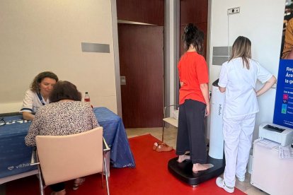 Participantes en la iniciativa ‘El Peso de lo Invisible’ durante las pruebas de composición corporal realizadas en el Hospital Vithas Almería.