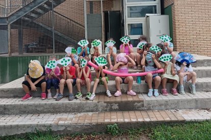 Niños con abanicos en la jornada reivindicativa de este miércoles